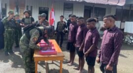 Empat orang anggota OPM ini menyatakan ikrar setia kepada NKRI di halaman Koramil 1717-02/Sinak, kabupaten puncak,Papua Tengah,(9/7/2025).