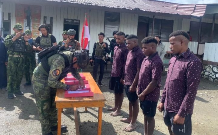 Empat orang anggota OPM ini menyatakan ikrar setia kepada NKRI di halaman Koramil 1717-02/Sinak, kabupaten puncak,Papua Tengah,(9/7/2025).