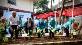Wali Kota Jakarta Pusat menghadiri tanam serentak yang diinisiasi Dinas Ketahanan Pangan, Kelautan dan Pertanian (KPKP) berkolaborasi dengan PKK se-DK