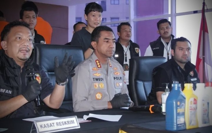 Polisi berhasil membongkar sindikat penjualan oli palsu yang beroperasi di kawasan Kembangan, Jakarta Barat, dengan total keuntungan mencapai miliaran rupiah