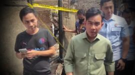 Wakil Presiden Republik Indonesia, Gibran Rakabuming Raka, mengunjungi lokasi posko bencana kebakaran di RW 02, Kelurahan Duri Utara, Kecamatan Tambora, Jakarta Barat, dok. Istw