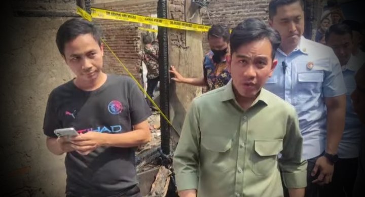 Wakil Presiden Republik Indonesia, Gibran Rakabuming Raka, mengunjungi lokasi posko bencana kebakaran di RW 02, Kelurahan Duri Utara, Kecamatan Tambora, Jakarta Barat, dok. Istw