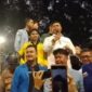 Wamensesneg Juri Ardiantoro menemui massa aksi demonstrasi bertajuk 'Indonesia Cemas' di Jalan Medan Merdeka Selatan, Jakarta Pusat, Senin (28/7/2025) Juri menerima 11 poin tuntutan yang menjadi aspirasi para mahasiswa