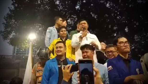 Wamensesneg Juri Ardiantoro menemui massa aksi demonstrasi bertajuk 'Indonesia Cemas' di Jalan Medan Merdeka Selatan, Jakarta Pusat, Senin (28/7/2025) Juri menerima 11 poin tuntutan yang menjadi aspirasi para mahasiswa