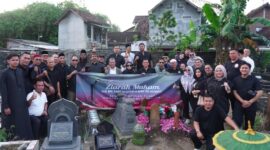 Dalam sambutannya, Dr. Nasrullah Nawawi menyampaikan apresiasi kepada pihak keluarga yang telah mengizinkan rombongan untuk berziarah. Ia juga mengenang almarhum sebagai sosok yang rendah hati, bersahaja, dan memiliki dedikasi tinggi terhadap dunia advokat.