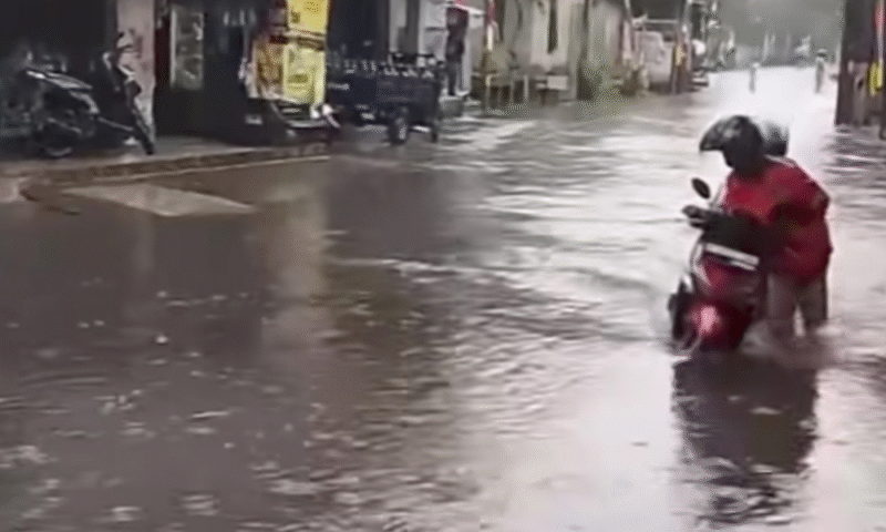 Foto Tangkapan layar memperlihatkan banjir diguyur hujan deras