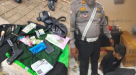 Dari hasil penggeledahan, polisi menemukan sejumlah barang bukti mencurigakan dari tas jinjing pelaku, di antaranya satu pucuk senjata api rakitan jenis FN berikut dua butir amunisi, dua kunci leter T dengan empat mata kunci, serta sebilah pisau lengkap dengan sarungnya.