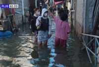 Foto Banjir diperkampungan Kapuk Ketinggian air di RT 18 RW 12, Kelurahan Kapuk, mencapai lutut orang dewasa.dok plus62]Rudi