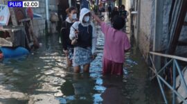 Foto Banjir diperkampungan Kapuk Ketinggian air di RT 18 RW 12, Kelurahan Kapuk, mencapai lutut orang dewasa.dok plus62]Rudi