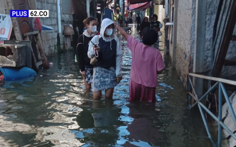 Foto Banjir diperkampungan Kapuk Ketinggian air di RT 18 RW 12, Kelurahan Kapuk, mencapai lutut orang dewasa.dok plus62]Rudi