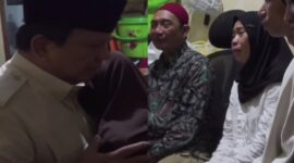 Presiden Prabowo Subianto mendatangi rumah duka Afan Kurniawan, driver ojol yang tewas terlindas rantis Brimob saat kericuhan demo buruh. Prabowo sampaikan belasungkawa dan berjanji menjamin kehidupan keluarga korban