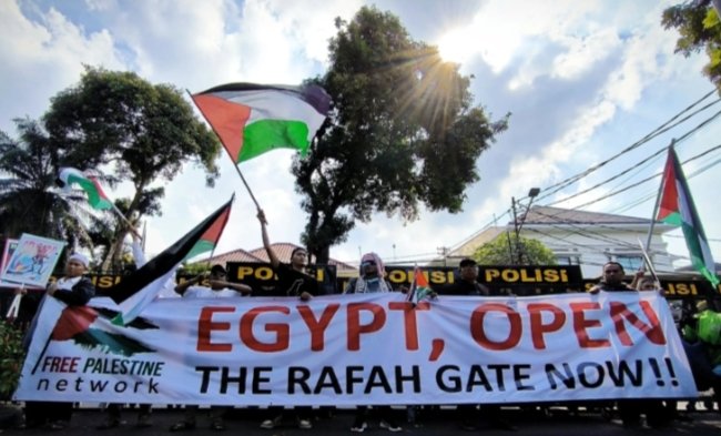 Free Palestine Network (FPN) menggelar aksi solidaritas di depan Kedutaan Besar Mesir di Jakarta pada Sabtu (2/8/2025), dok.istw
