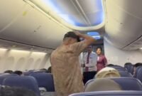pria berinisial H diturunkan secara paksa dari pesawat Lion Air nomor penerbangan JT-308 rute Jakarta–Kualanamu, setelah berteriak dan mengancam adanya bom di dalam pesawat.