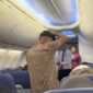 pria berinisial H diturunkan secara paksa dari pesawat Lion Air nomor penerbangan JT-308 rute Jakarta–Kualanamu, setelah berteriak dan mengancam adanya bom di dalam pesawat.