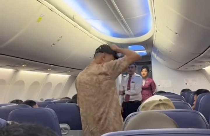 pria berinisial H diturunkan secara paksa dari pesawat Lion Air nomor penerbangan JT-308 rute Jakarta–Kualanamu, setelah berteriak dan mengancam adanya bom di dalam pesawat.