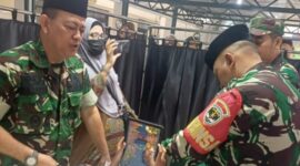 Babinsa Koramil 04/CK Serka Warsito melaksanakan sunatan gratis secara door to door di kawasan Meruya Utara, Jakarta Barat, Jumat (8/8/2025), sebagai bagian dari program Jumat Berkah Kodim 0503/JB
