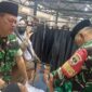 Babinsa Koramil 04/CK Serka Warsito melaksanakan sunatan gratis secara door to door di kawasan Meruya Utara, Jakarta Barat, Jumat (8/8/2025), sebagai bagian dari program Jumat Berkah Kodim 0503/JB
