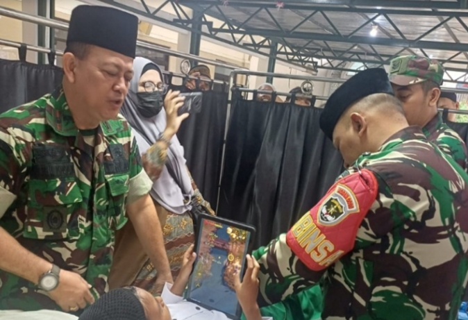 Babinsa Koramil 04/CK Serka Warsito melaksanakan sunatan gratis secara door to door di kawasan Meruya Utara, Jakarta Barat, Jumat (8/8/2025), sebagai bagian dari program Jumat Berkah Kodim 0503/JB