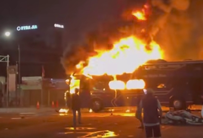 Bus Terbakar Di Terminal Bekasi. info bekasi