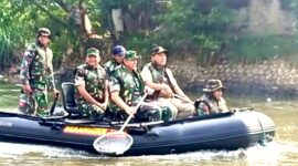Pangdam Jaya Mayjen TNI Deddy Suryadi memimpin langsung kegiatan bersih-bersih Sungai Ciliwung di kawasan Jembatan Besi, Jakarta Barat, Sabtu (9/8/2025). 