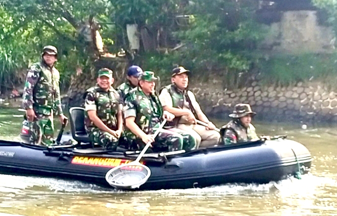 Pangdam Jaya Mayjen TNI Deddy Suryadi memimpin langsung kegiatan bersih-bersih Sungai Ciliwung di kawasan Jembatan Besi, Jakarta Barat, Sabtu (9/8/2025). 