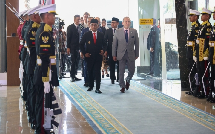 Gubernur Banten Andra Soni mendampingi Menteri Perdagangan (Mendag) Budi Santoso dalam penyambutan Presiden Republik Peru, Dina Ercilia Boluarte Zegarra, di Terminal 3 VVIP Bandara Internasional Soekarno-Hatta,(Dok.Istw)