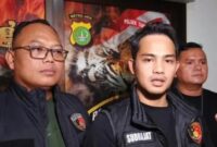 Kanit Reskrim Polsek Tambora Akp Sudrajat Djumantara melalui Tim Opsnal Reskrim Polsek Tambora melakukan pengecekan barang bawaan dan memberikan edukasi kepada pelajar sma tersebut.
