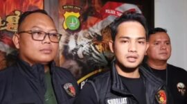 Kanit Reskrim Polsek Tambora Akp Sudrajat Djumantara melalui Tim Opsnal Reskrim Polsek Tambora melakukan pengecekan barang bawaan dan memberikan edukasi kepada pelajar sma tersebut.
