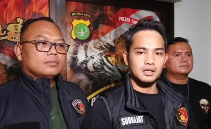 Kanit Reskrim Polsek Tambora Akp Sudrajat Djumantara melalui Tim Opsnal Reskrim Polsek Tambora melakukan pengecekan barang bawaan dan memberikan edukasi kepada pelajar sma tersebut.

