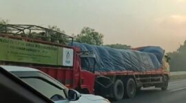 Foto Tangkapan layar truk Elpiji dan Fuso terlibat kecelakan di tol JOOR (dok istimewa)