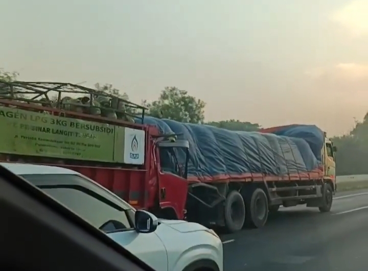 Foto Tangkapan layar truk Elpiji dan Fuso terlibat kecelakan di tol JOOR (dok istimewa)