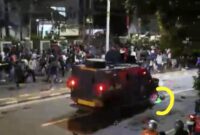 Foto tangkapan layar video viral kendaraan taktis Brimob lindas ojol,(dok.istimewa)
