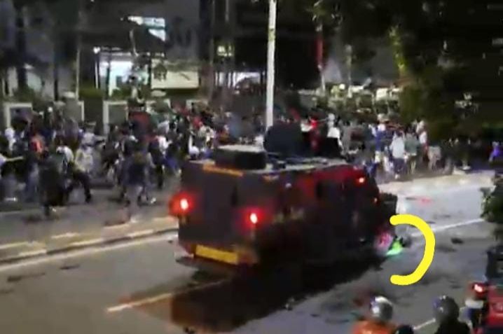 Foto tangkapan layar video viral kendaraan taktis Brimob lindas ojol,(dok.istimewa)