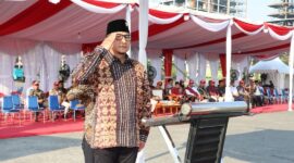 Direktur Utama PT. KBN, Agus Hendardi memberikan hormat pada saat pengibaran bendera merah putih. (Foto: Jojo/KBN)