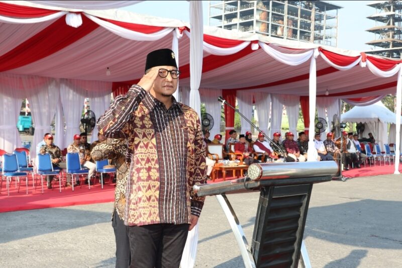 Direktur Utama PT. KBN, Agus Hendardi memberikan hormat pada saat pengibaran bendera merah putih. (Foto: Jojo/KBN)