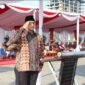 Direktur Utama PT. KBN, Agus Hendardi memberikan hormat pada saat pengibaran bendera merah putih. (Foto: Jojo/KBN)