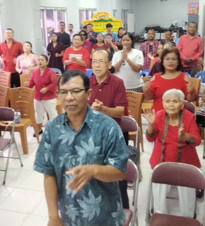 Kembalinya Pdt Decky disambut sukacita. Selama masa ketegangan, jemaat terpaksa beribadah berpindah dari rumah ke rumah.