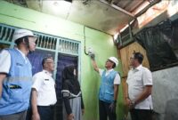 General Manager PLN UID Jakarta Raya, Moch. Andy Adchaminoerdin (kedua kanan), didampingi jajaran PLN dan Pemerintah Kota Tangerang, menyalakan listrik baru hasil program Light Up The Dream di rumah salah satu warga Kelurahan Pedurenan, Kecamatan Karang Tengah, Rabu (20/8).