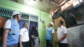General Manager PLN UID Jakarta Raya, Moch. Andy Adchaminoerdin (kedua kanan), didampingi jajaran PLN dan Pemerintah Kota Tangerang, menyalakan listrik baru hasil program Light Up The Dream di rumah salah satu warga Kelurahan Pedurenan, Kecamatan Karang Tengah, Rabu (20/8).