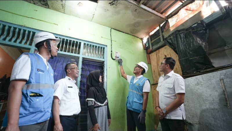 General Manager PLN UID Jakarta Raya, Moch. Andy Adchaminoerdin (kedua kanan), didampingi jajaran PLN dan Pemerintah Kota Tangerang, menyalakan listrik baru hasil program Light Up The Dream di rumah salah satu warga Kelurahan Pedurenan, Kecamatan Karang Tengah, Rabu (20/8).