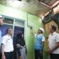 General Manager PLN UID Jakarta Raya, Moch. Andy Adchaminoerdin (kedua kanan), didampingi jajaran PLN dan Pemerintah Kota Tangerang, menyalakan listrik baru hasil program Light Up The Dream di rumah salah satu warga Kelurahan Pedurenan, Kecamatan Karang Tengah, Rabu (20/8).