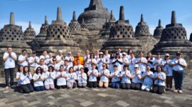 Umat Buddha provinsi DKI Jakarta melaksanakan kegiatan Dhammayatra atau berkunjung dan melakukan doa di Candi Agung Borobudur dan Candi Mendut