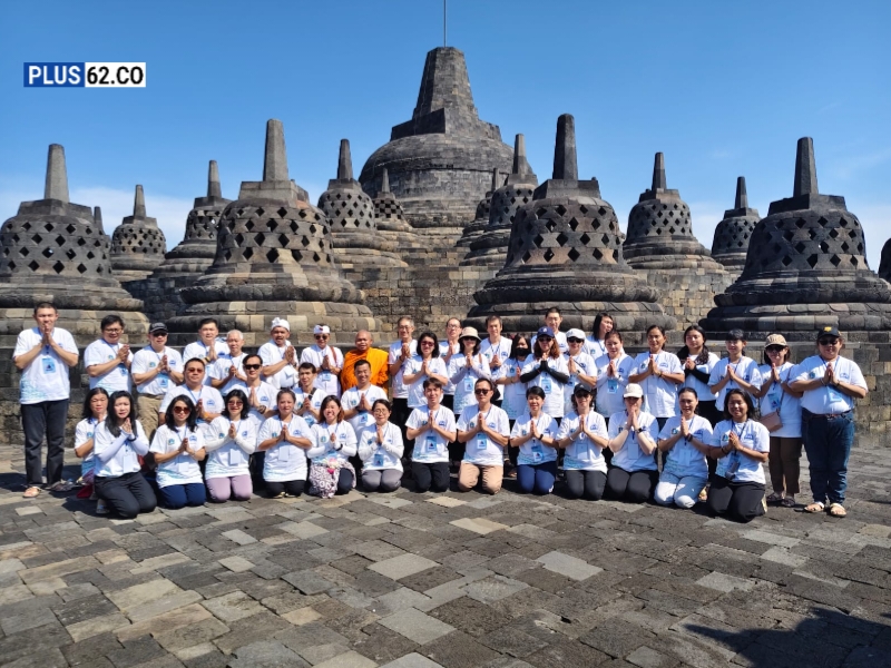 Umat Buddha provinsi DKI Jakarta melaksanakan kegiatan Dhammayatra atau berkunjung dan melakukan doa di Candi Agung Borobudur dan Candi Mendut