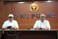 Ketua Umum PWI Pusat, Akhmad Munir, menegaskan bahwa tindakan tersebut berpotensi menghambat kemerdekaan pers dan bertentangan dengan amanat konstitusi serta Undang-Undang Nomor 40 Tahun 1999 tentang Pers.