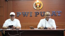 Ketua Umum PWI Pusat, Akhmad Munir, menegaskan bahwa tindakan tersebut berpotensi menghambat kemerdekaan pers dan bertentangan dengan amanat konstitusi serta Undang-Undang Nomor 40 Tahun 1999 tentang Pers.