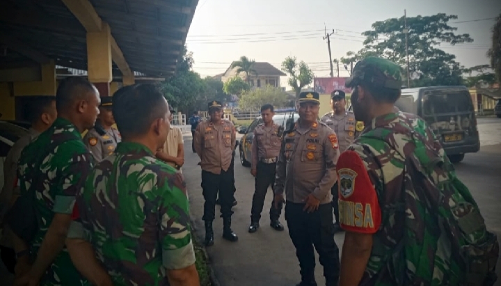 Patroli dilakukan menyusuri sejumlah titik vital di wilayah Kecamatan Pakuhaji guna memastikan situasi tetap aman, kondusif, dan nyaman. AKP Rochmatullah menyampaikan bahwa pihaknya bersama unsur TNI 