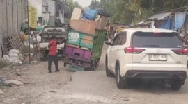 Kondisi Jalan Rusak di Kali Baru Timur  RT 07/RW 10, Kelurahan Kapuk, Cengkareng, Jakarta Barat, hingga kini masih memprihatinkan. (Dok plu62.co)