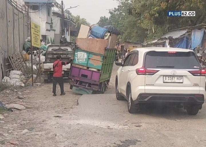 Kondisi Jalan Rusak di Kali Baru Timur  RT 07/RW 10, Kelurahan Kapuk, Cengkareng, Jakarta Barat, hingga kini masih memprihatinkan. (Dok plu62.co)