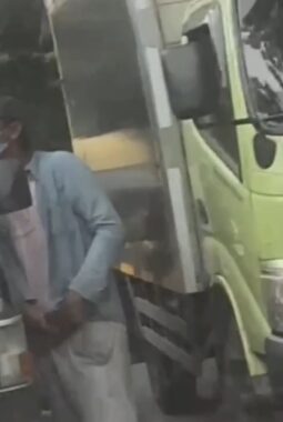 Viral! Diduga Aksi Pemalakan Sopir Box di Jembatan Tiga, Netizen Geram