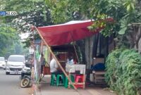 Keberadaan lapak pedagang ditrotoar tanggul timur kapuk yang mengambil hak pejalan kaki ini diduga telah mengantongi izin dari Ketua RW 10.(dok.plus62.co)